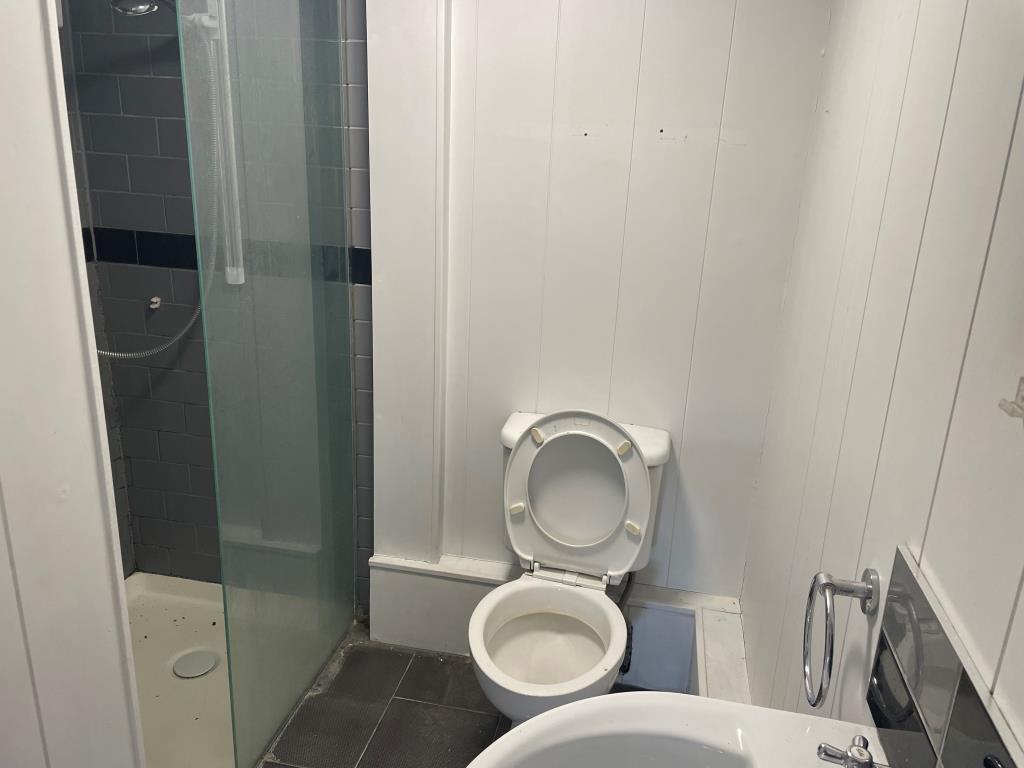 Lot: 65 - SEMI-DETACHED HOUSE WITH GARDEN AND DRIVEWAY - Shower room and WC with white suite